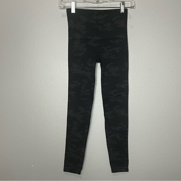 Spanx Ecocare Seamless Legging Women Small Black Camo Compression Shapewear NWOT - Picture 1 of 6